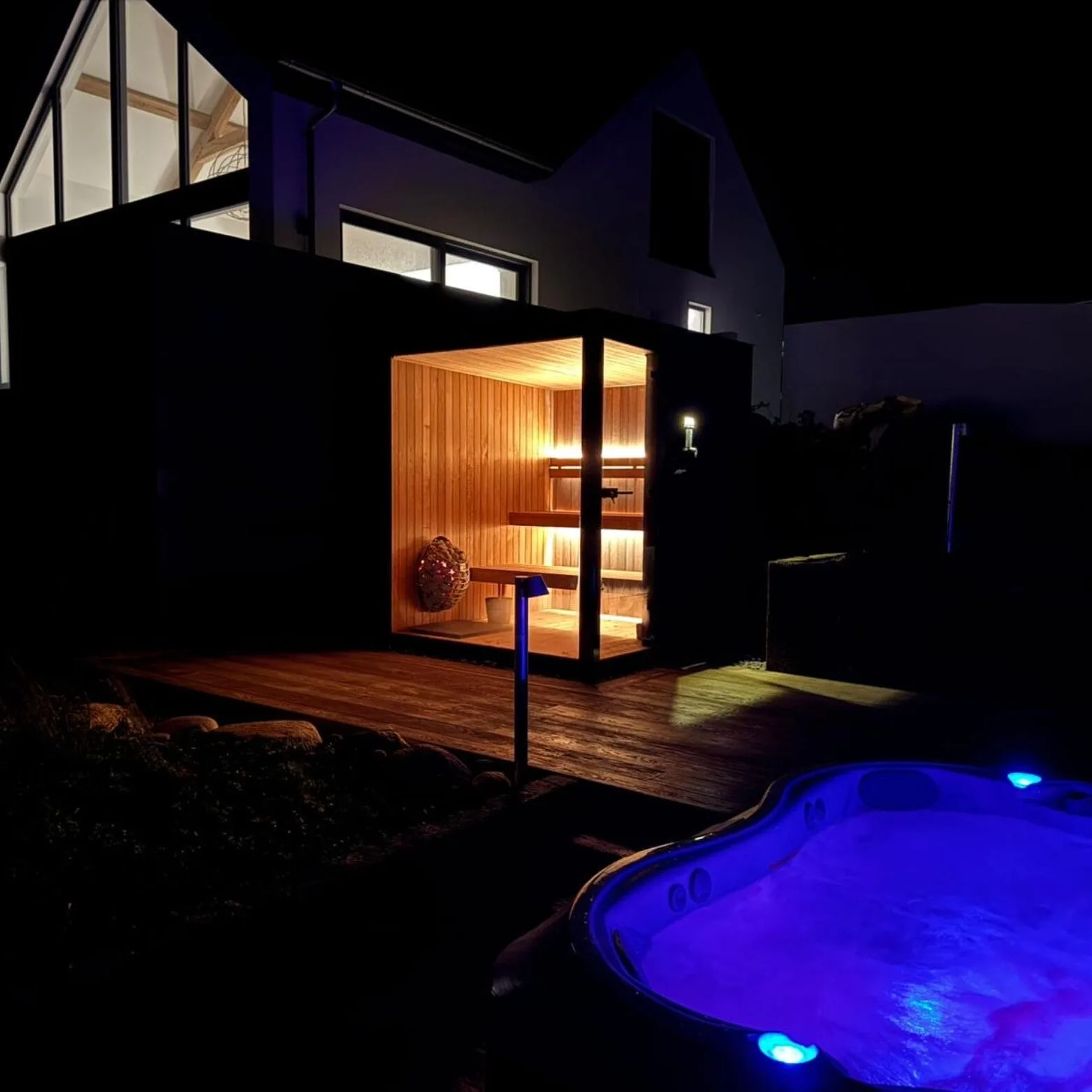 Signature 200 luxury outdoor sauna by EIRA Therapy